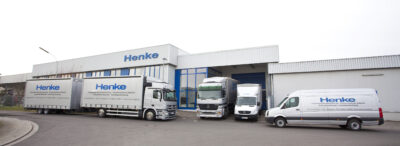 LKWs und Lieferwagen der Firma Henke